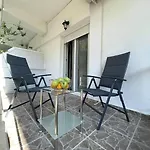 Appartement Navie Garden Getaway Near To Peraía