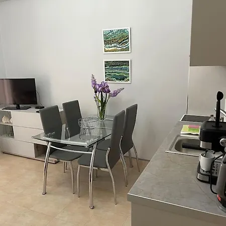 Apartmán Navie Garden Getaway Near To Peraía