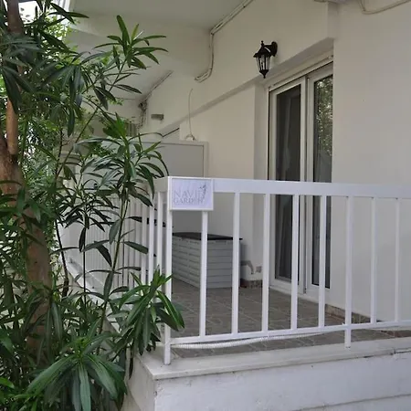 Apartment Navie Garden Getaway Near To Peraía
