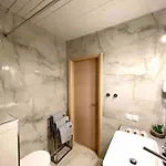 Navie Garden Getaway Near To Apartman Peraía