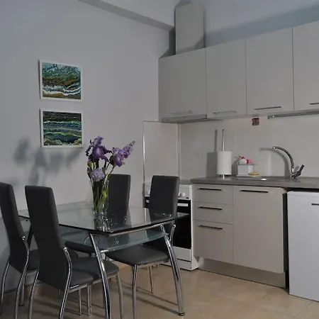 Navie Garden Getaway Near To Apartman Peraía